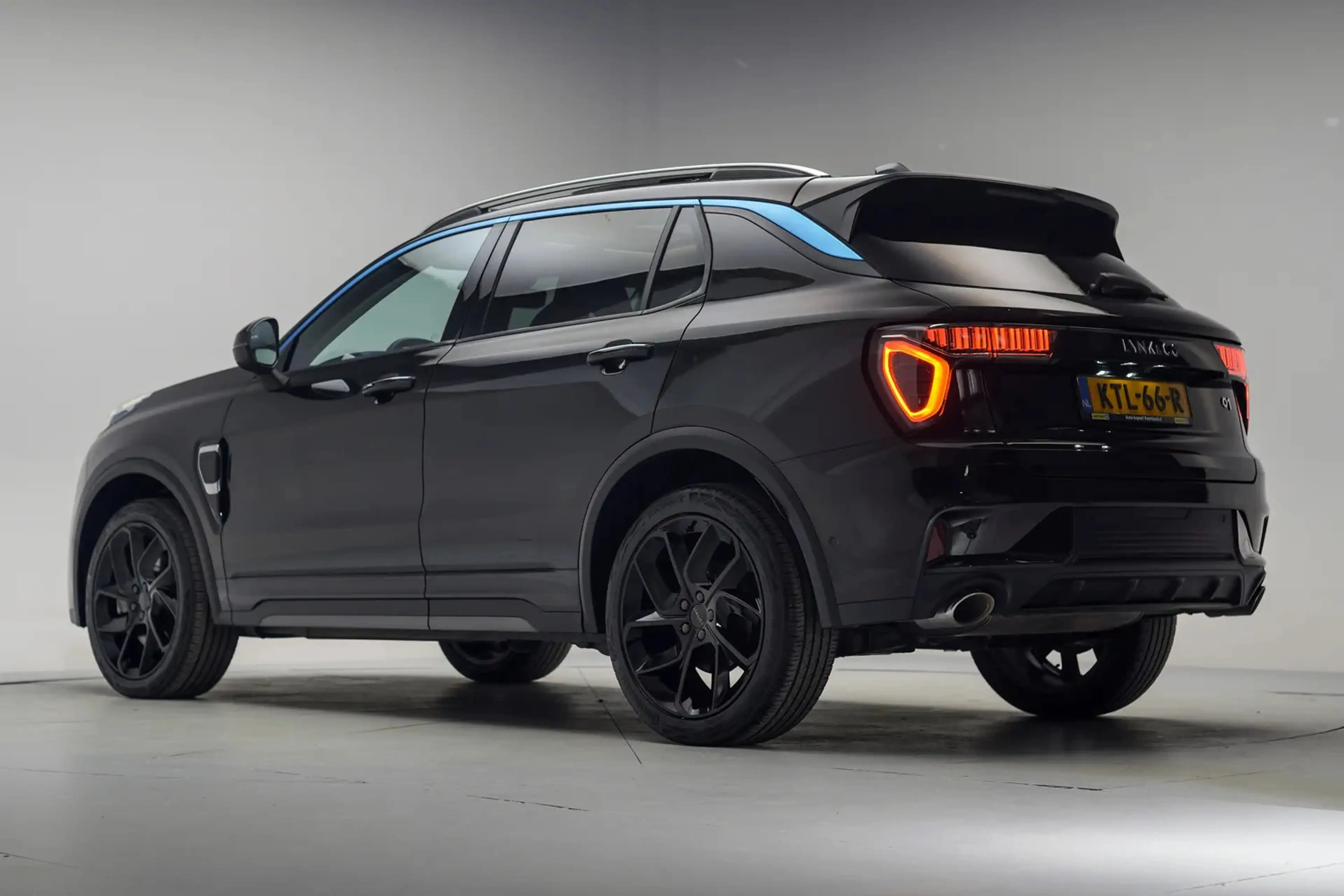 Lynk & Co 01 1.5 PHEV MY22 6,6kWh Zwart [ SoH 95,8% | Pano 360° — photo 3