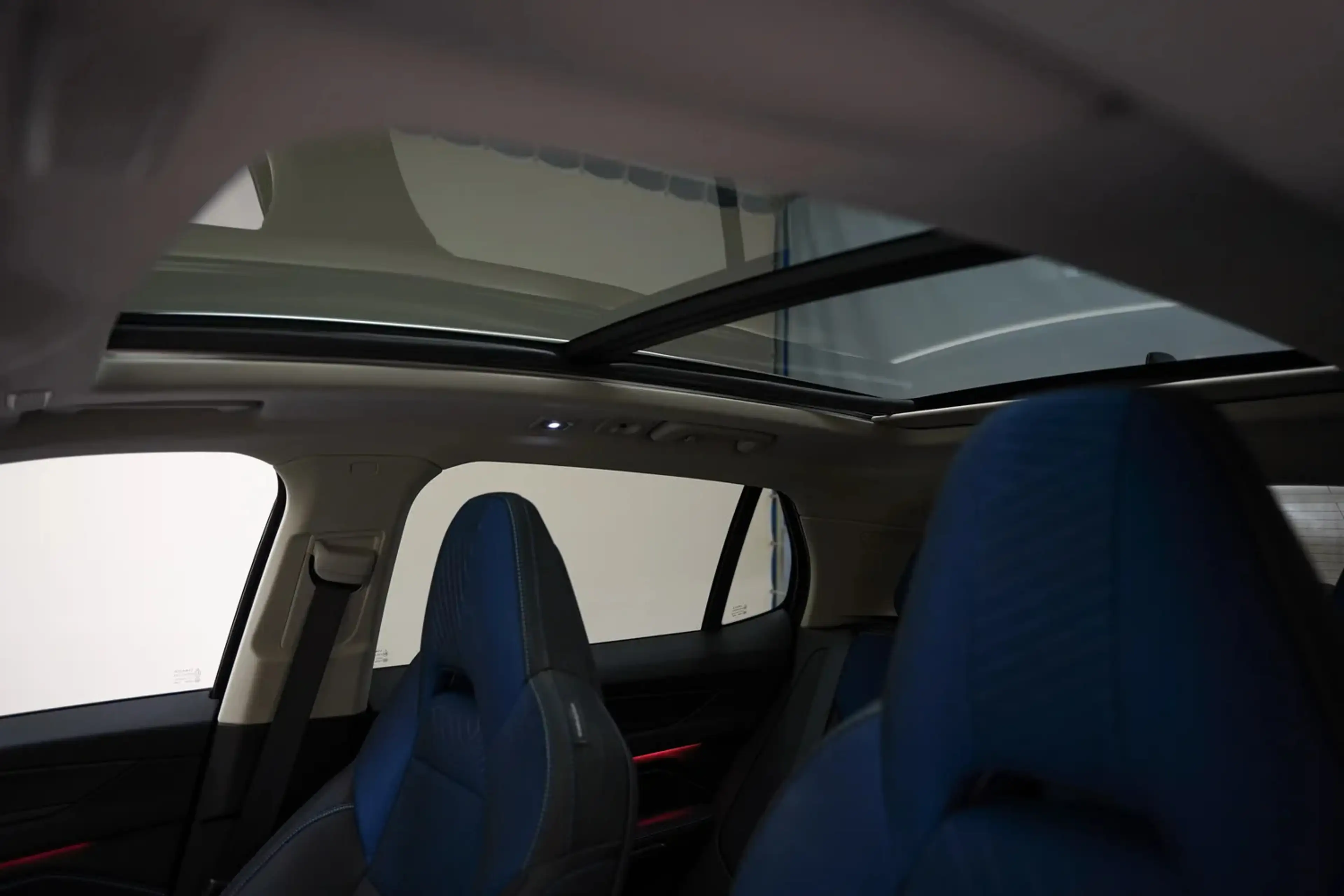 Lynk & Co 01 1.5 PHEV MY22 6,6kWh Zwart [ SoH 95,8% | Pano 360° — photo 5