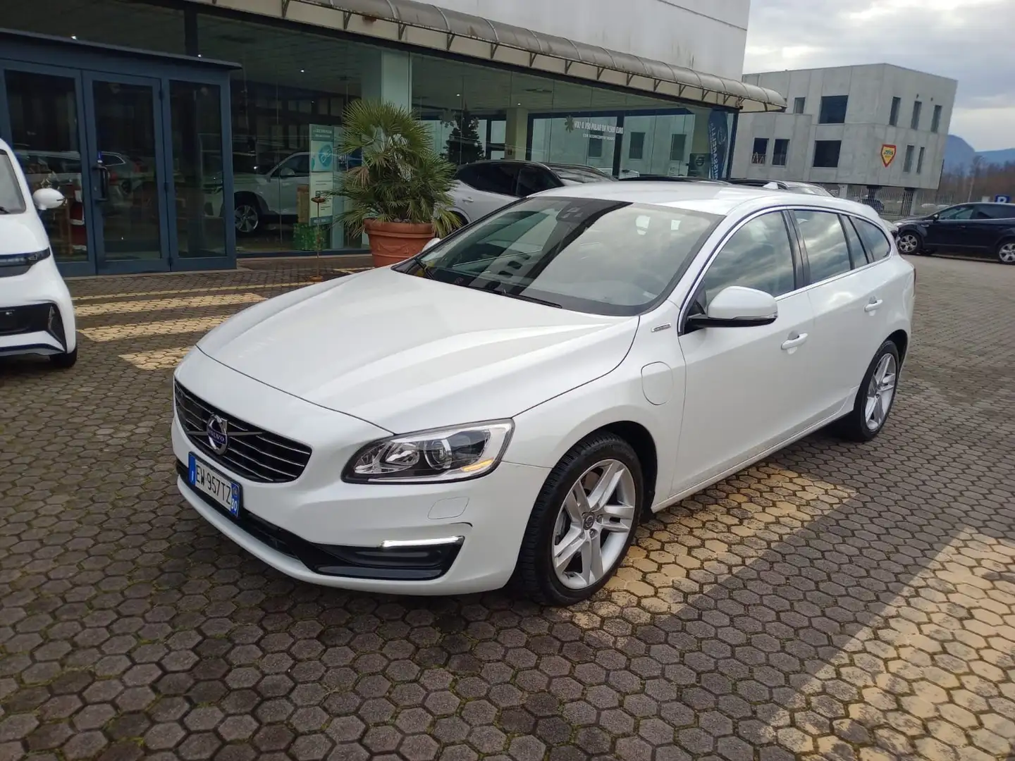 Volvo V60 V60 I 2014 2.4 d6 phev R-design awd geatronic Bianco - 1