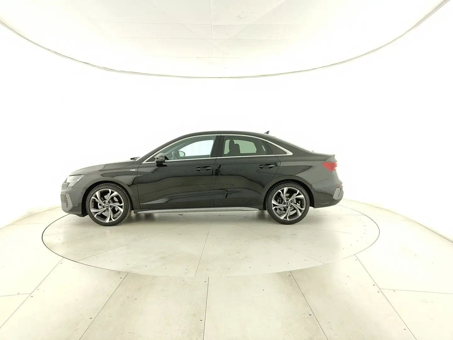 Audi A3 Sedan 35 TDI S tronic S line edition crna - 2