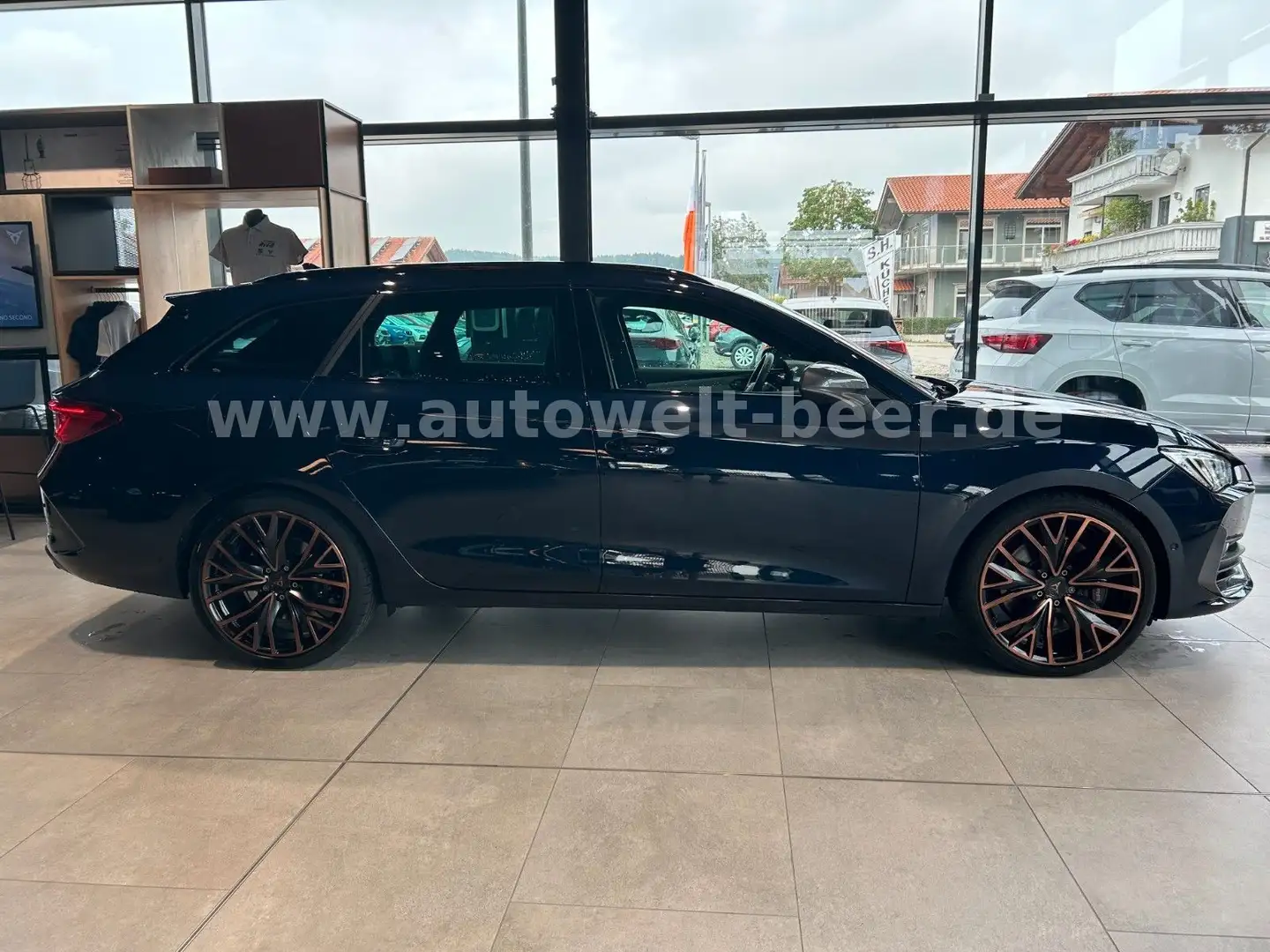 CUPRA Leon Sportstourer VZ 2.0 TSI 310 PS DSG 4Drive Blau - 2