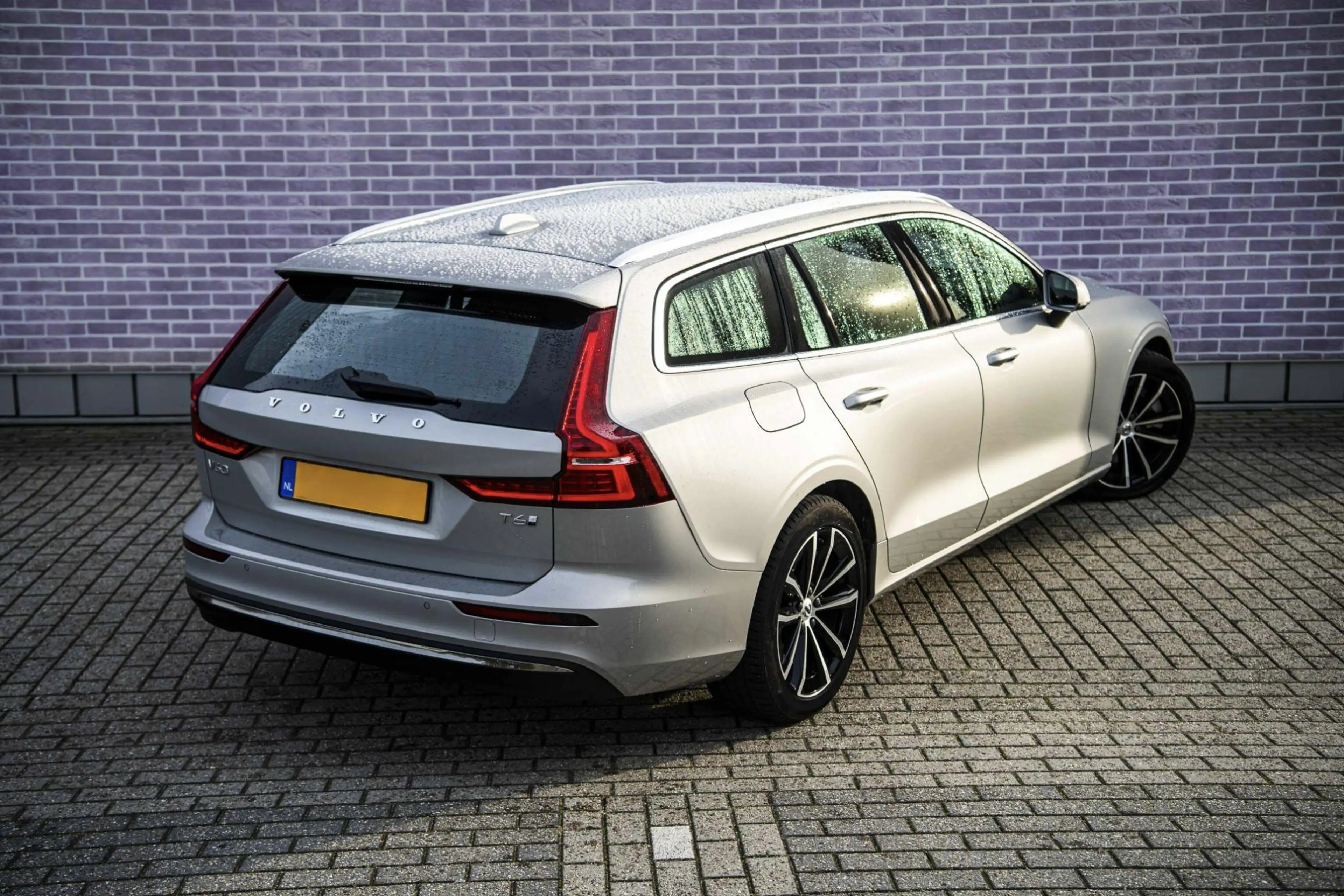 Volvo V60 T6 Plug-in Hybrid AWD Essential Bright | PHEV Long — photo 15