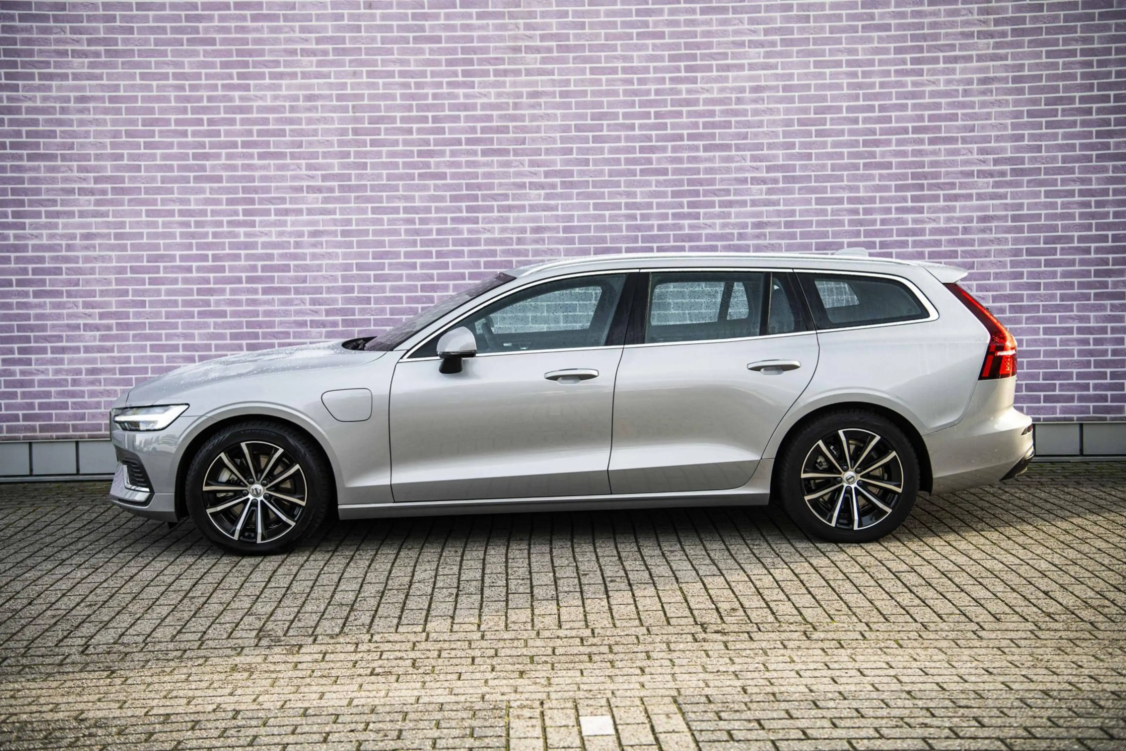 Volvo V60 T6 Plug-in Hybrid AWD Essential Bright | PHEV Long — photo 4