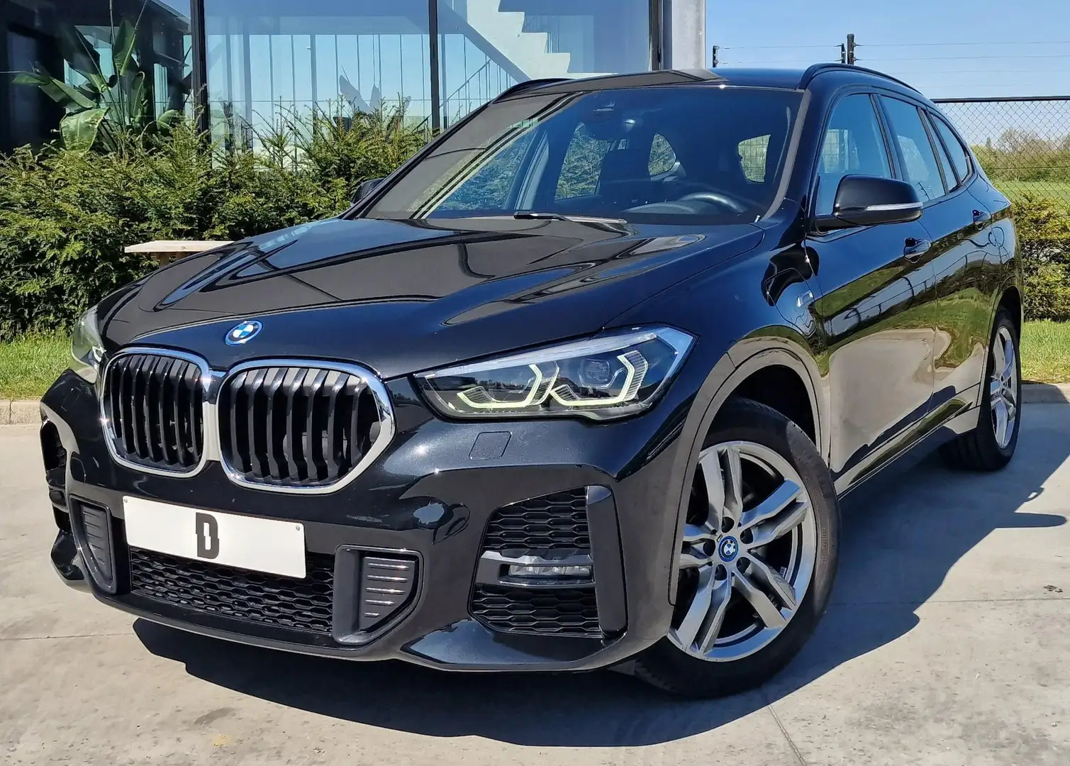 BMW X1 1.5iA xDrive25e/M-Pack/Camera/Heated Seats/Leder Negro - 1