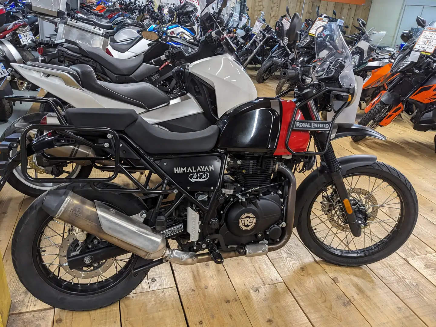 Royal Enfield Zwart - 1