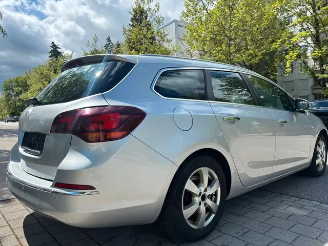 Opel Astra view 5