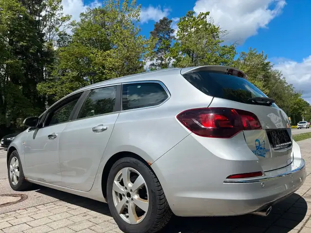 Opel Astra view 3