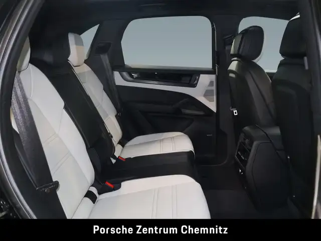 Porsche Cayenne view 8