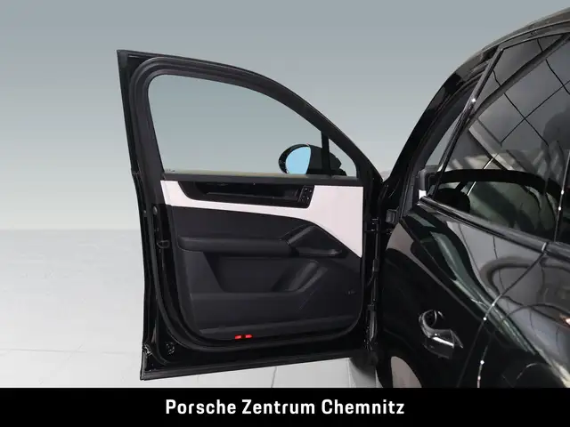 Porsche Cayenne view 10