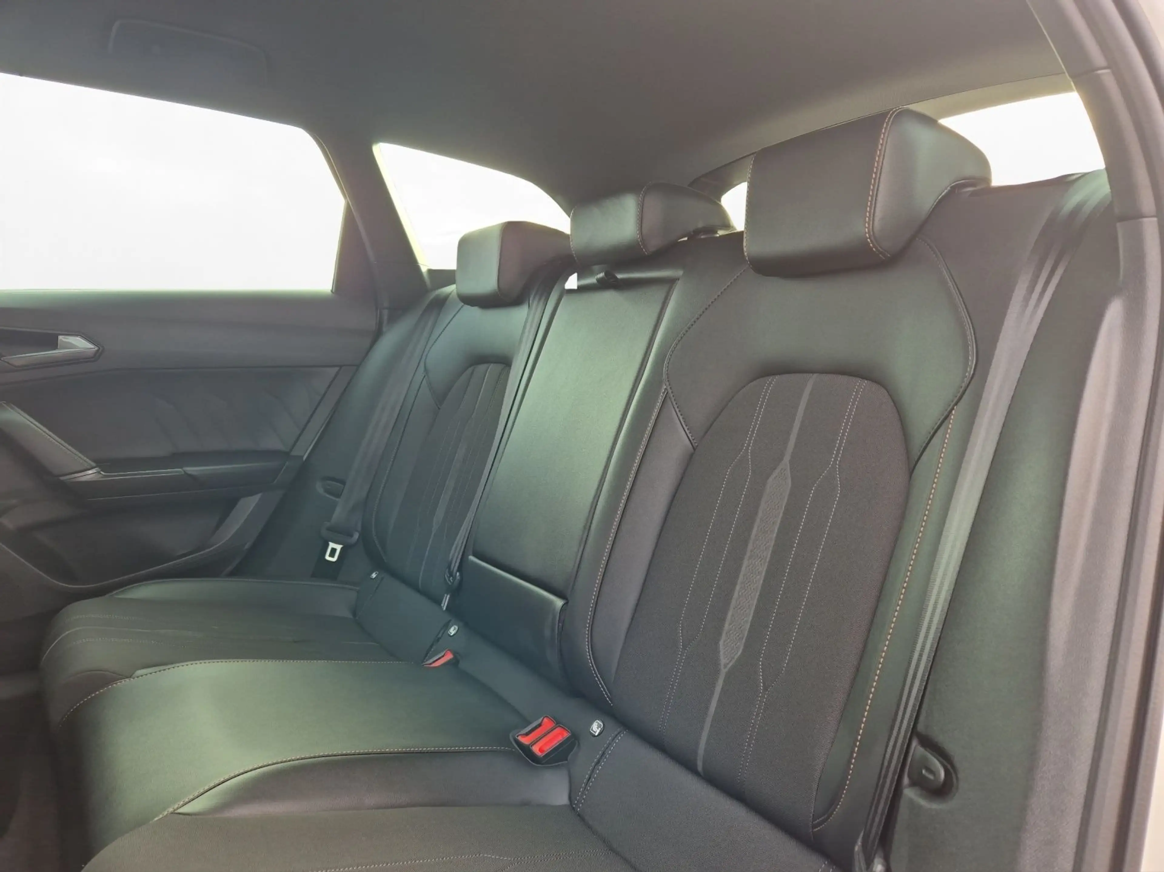 CUPRA Leon VZ 2.0 TSI DSG 300PS Navi AHK RüKa SiHz — photo 3
