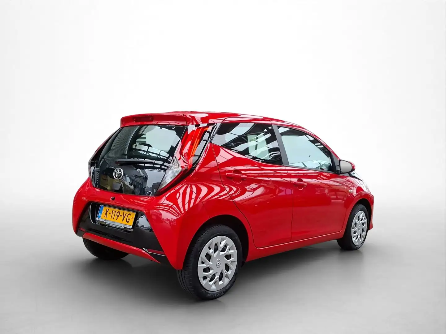 Toyota Aygo 1.0 VVT-i x-play | Achteruitrijcamera | Airco | Rood - 2