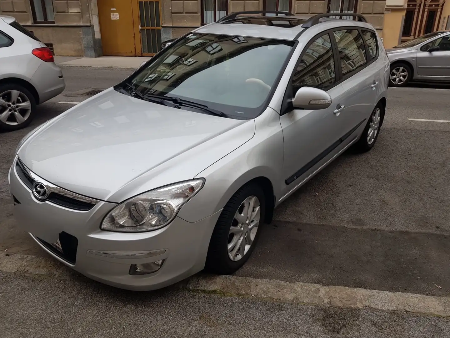 Hyundai i30 i30 CW 1,6 CRDi Spirit DPF Aut. Spirit Grau - 1