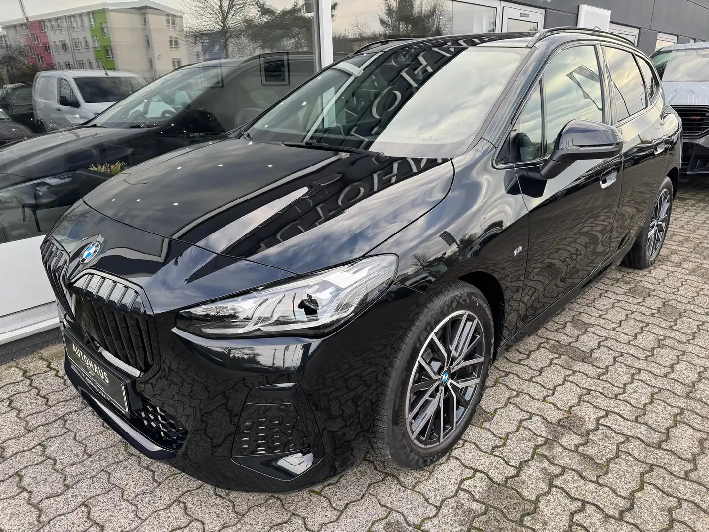 BMW 220 220i Active Tourer M Sport*LED*NAVI*PANO*AHK*H&K Zwart - 2