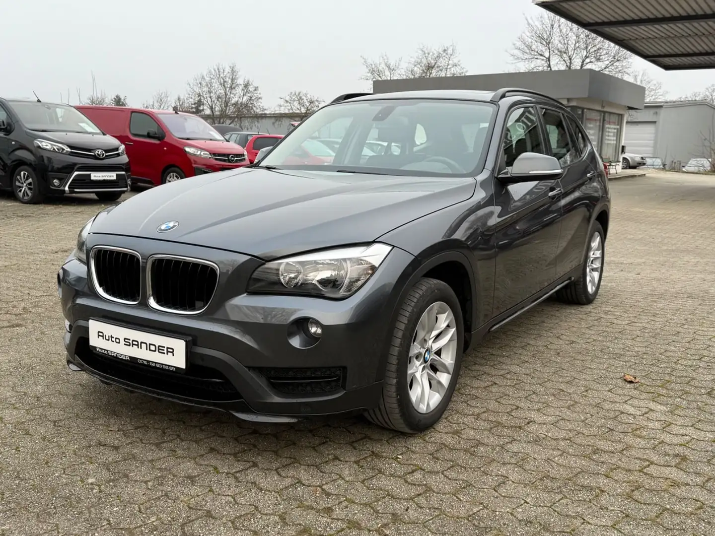 BMW X1 18 i sDrive 1.HAND/PANO/NAVI/AHK Grau - 1