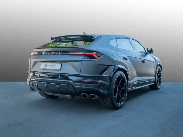 Lamborghini Urus view 3