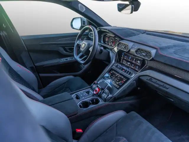 Lamborghini Urus view 6