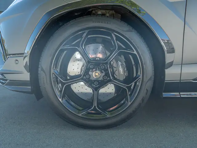 Lamborghini Urus view 8