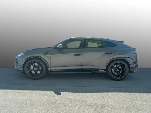 Lamborghini Urus view 2