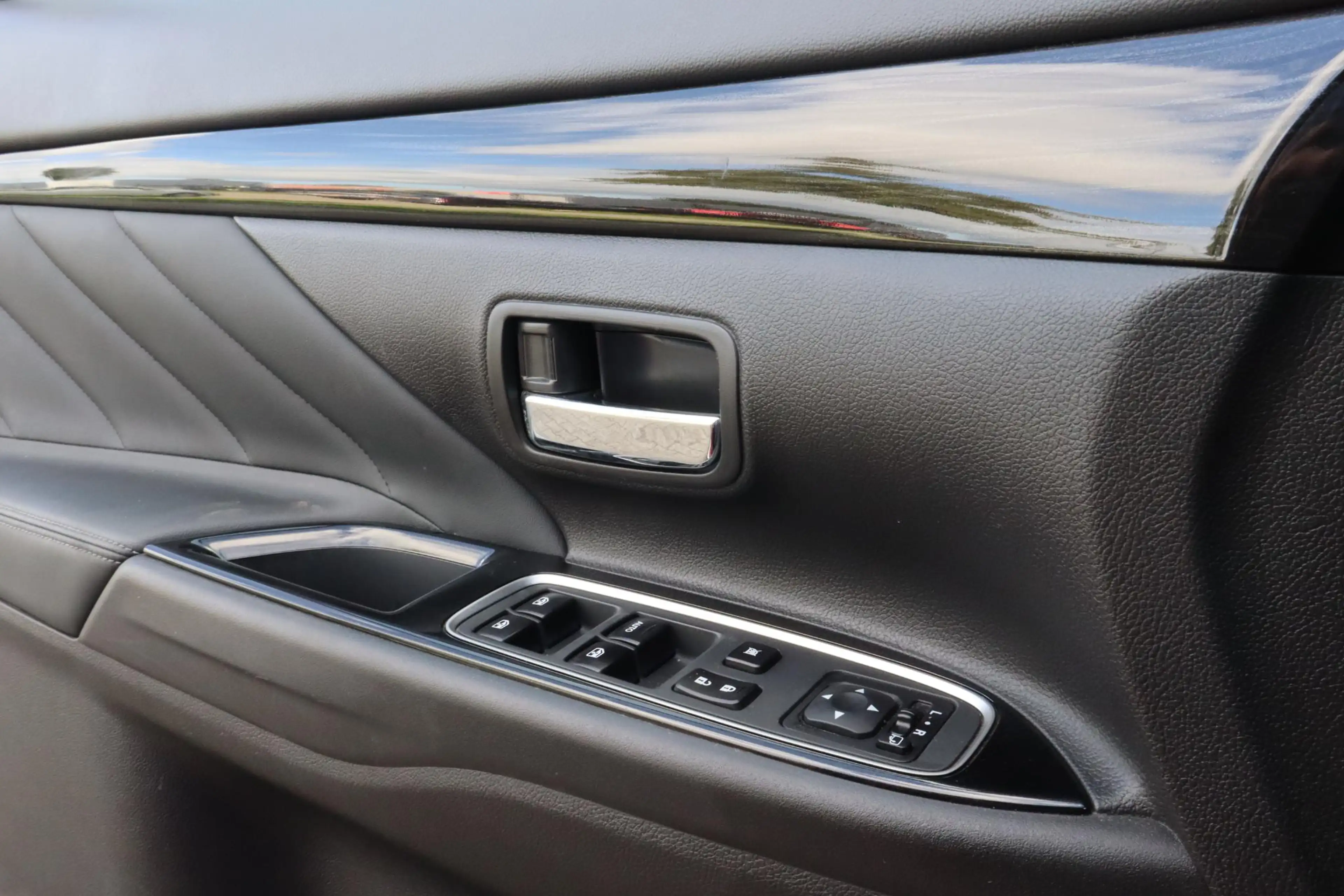 Mitsubishi Outlander 2.0 PHEV Premium | Achteruitrijcamera | Stoelverwa — photo 21