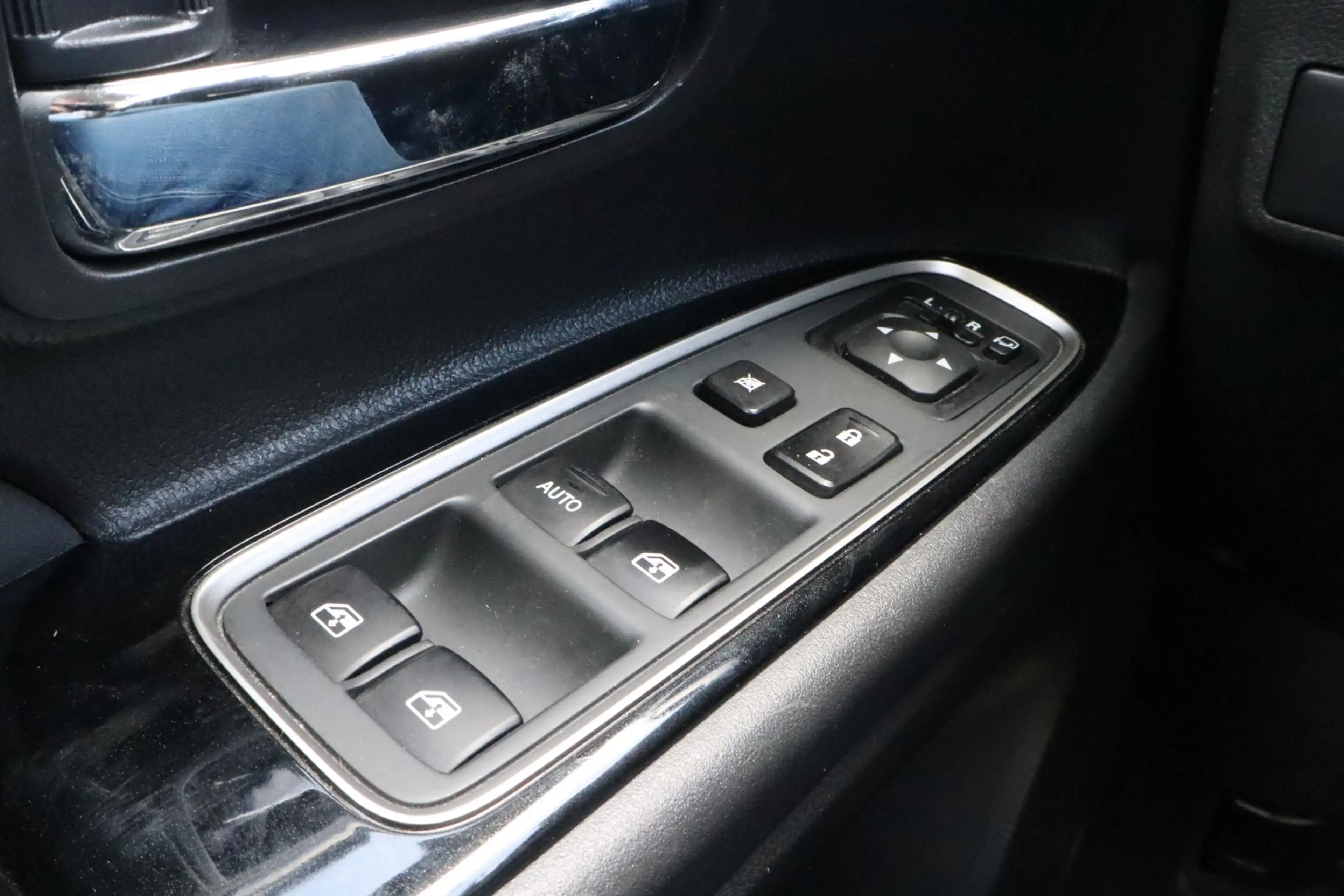 Mitsubishi Outlander 2.0 PHEV Premium | Achteruitrijcamera | Stoelverwa — photo 17