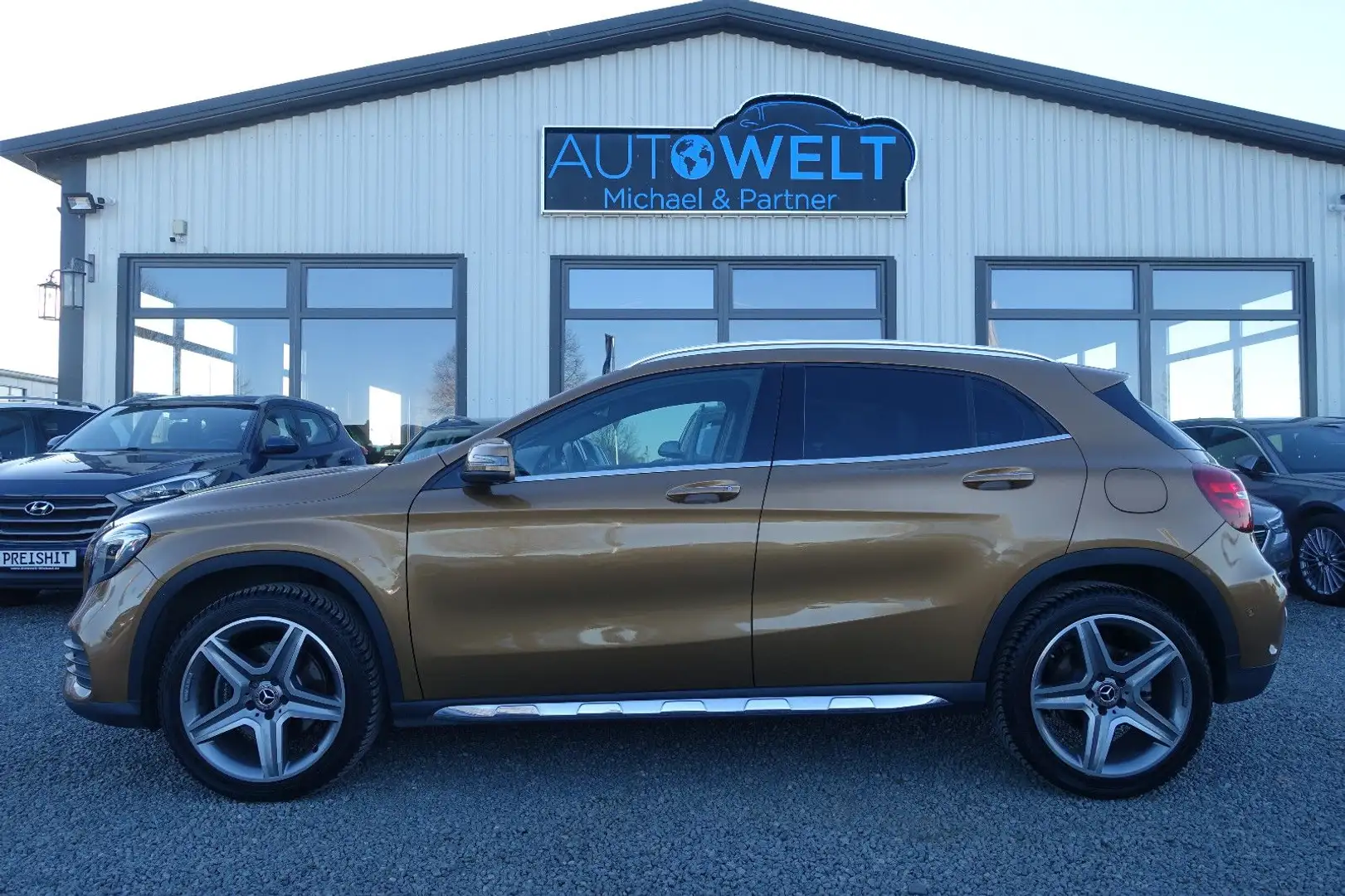 Mercedes-Benz GLA 220 CDI Aut.AMG LED NAV KAM LEDER SITZH 19' Gold - 1
