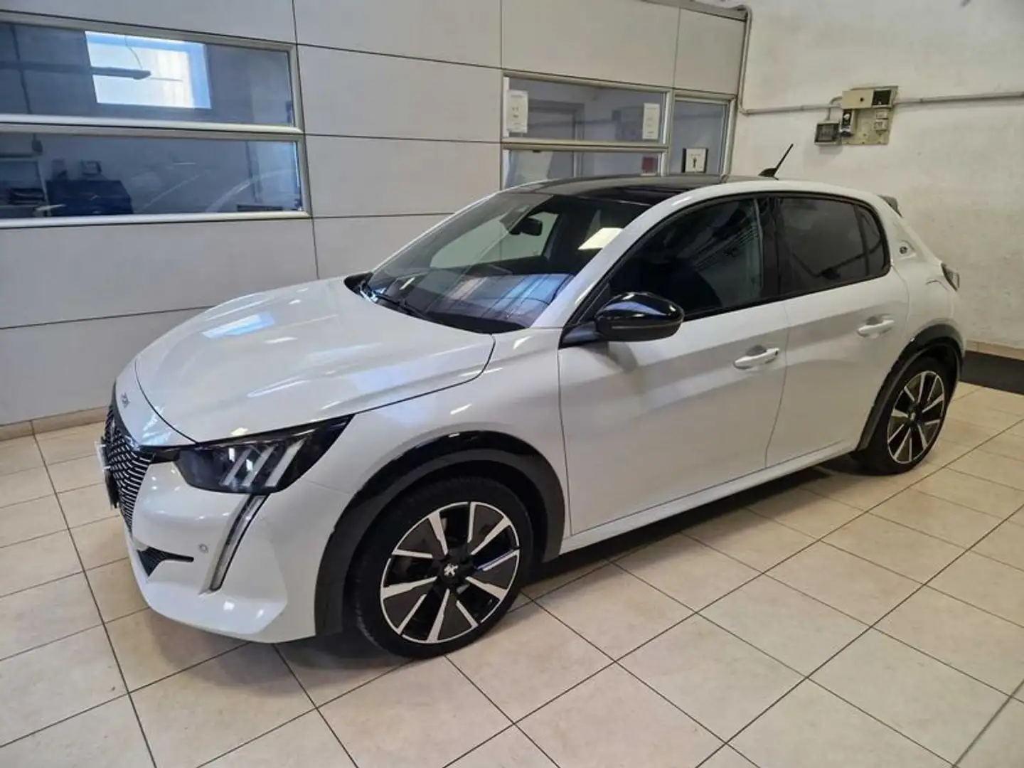 Peugeot 208 2ª serie 136 CV 5 porte GT Line KW 100 Bílá - 2