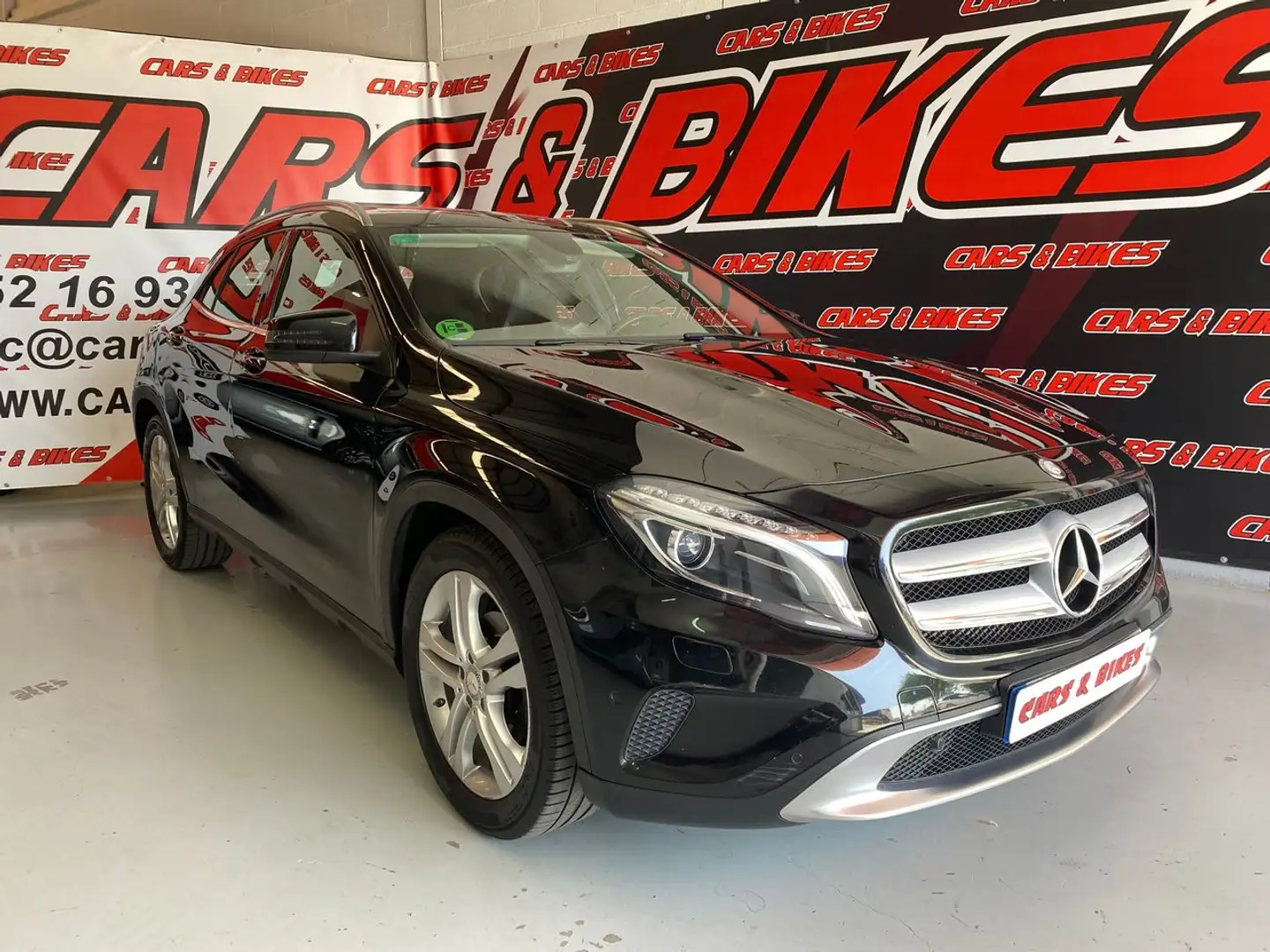 Mercedes-Benz GLA 200 Urban Schwarz - 2