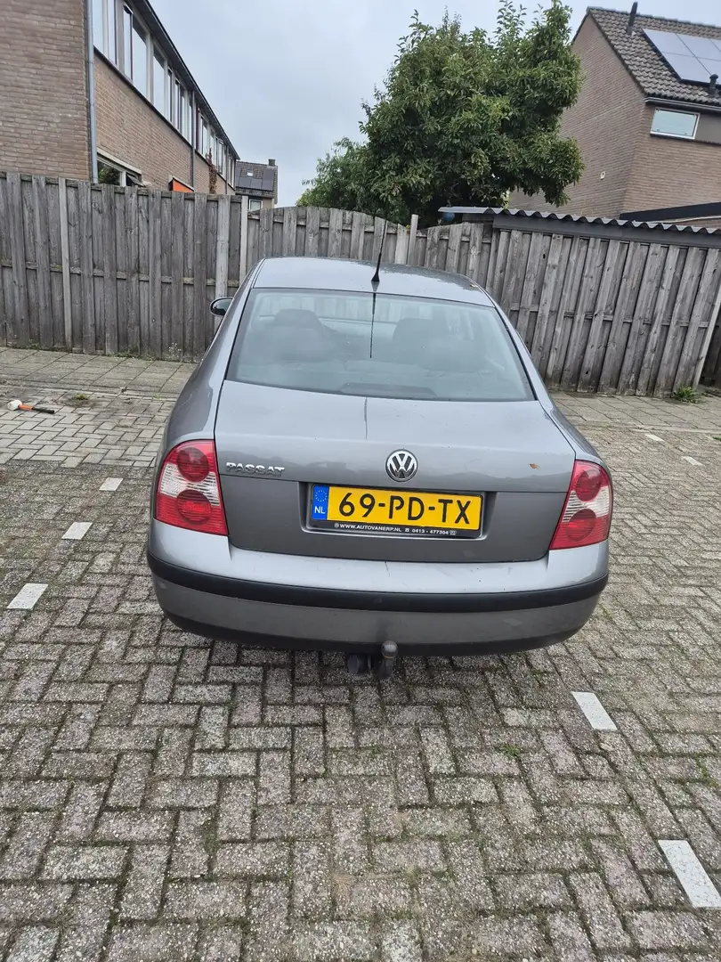 Volkswagen Passat 1.6 Comfortline Grijs - 2