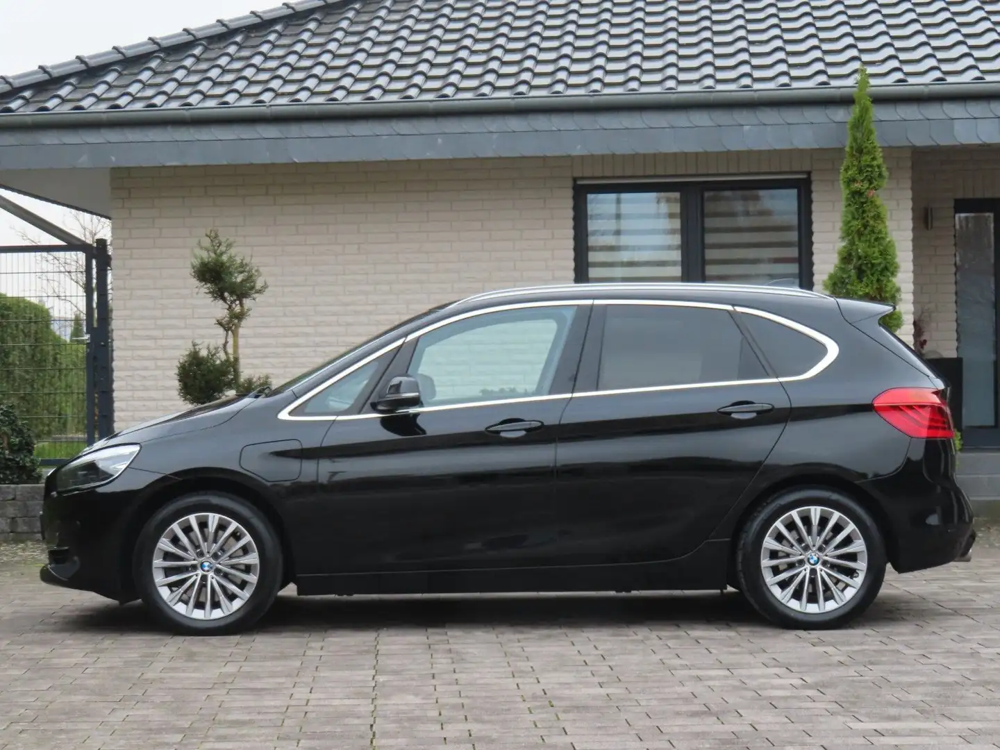 BMW 225 xe Active Tourer Luxury Line *Aut. / Leder* Schwarz - 2