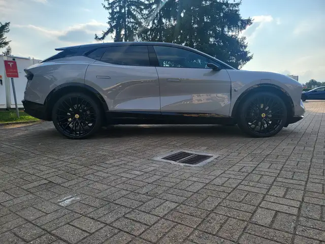 Lotus Eletre Strepitosa pari al nuovo superaccessoriata come S