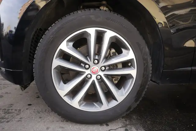 Jaguar F-Pace view 5