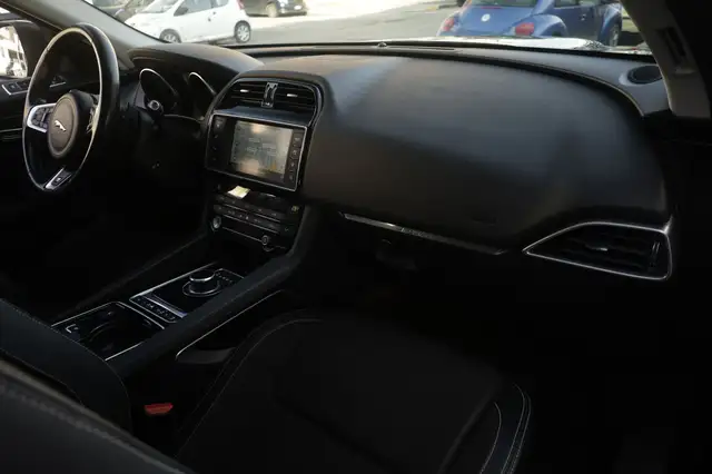 Jaguar F-Pace view 10