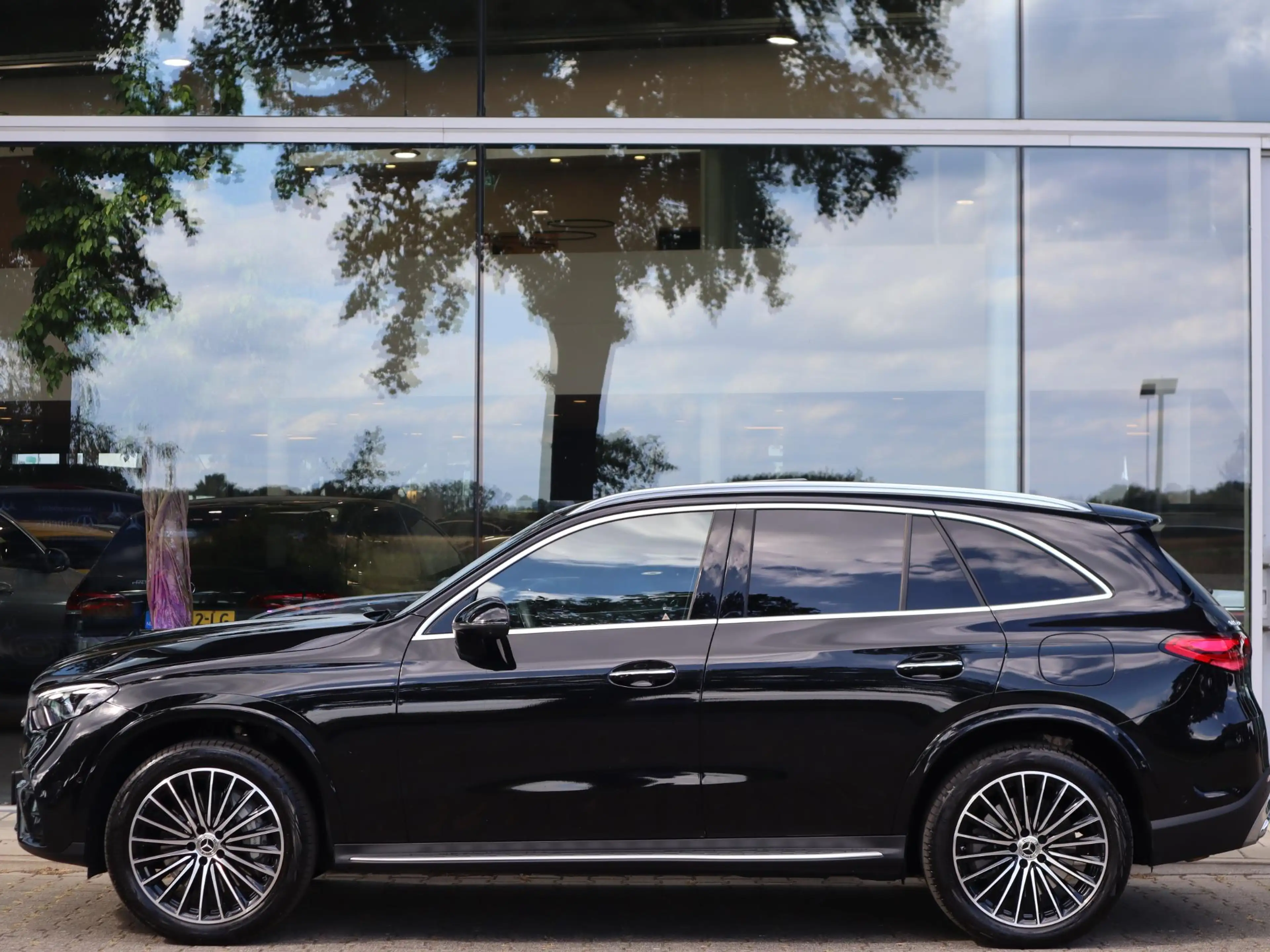 Mercedes-Benz GLC 400 400e 4MATIC AMG Line — photo 4