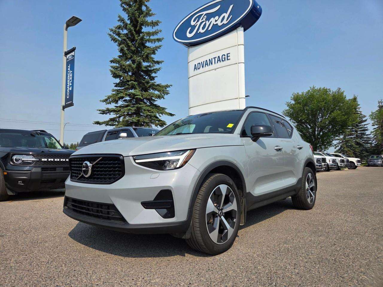 2024 Volvo XC40 B5 Core Dark Theme