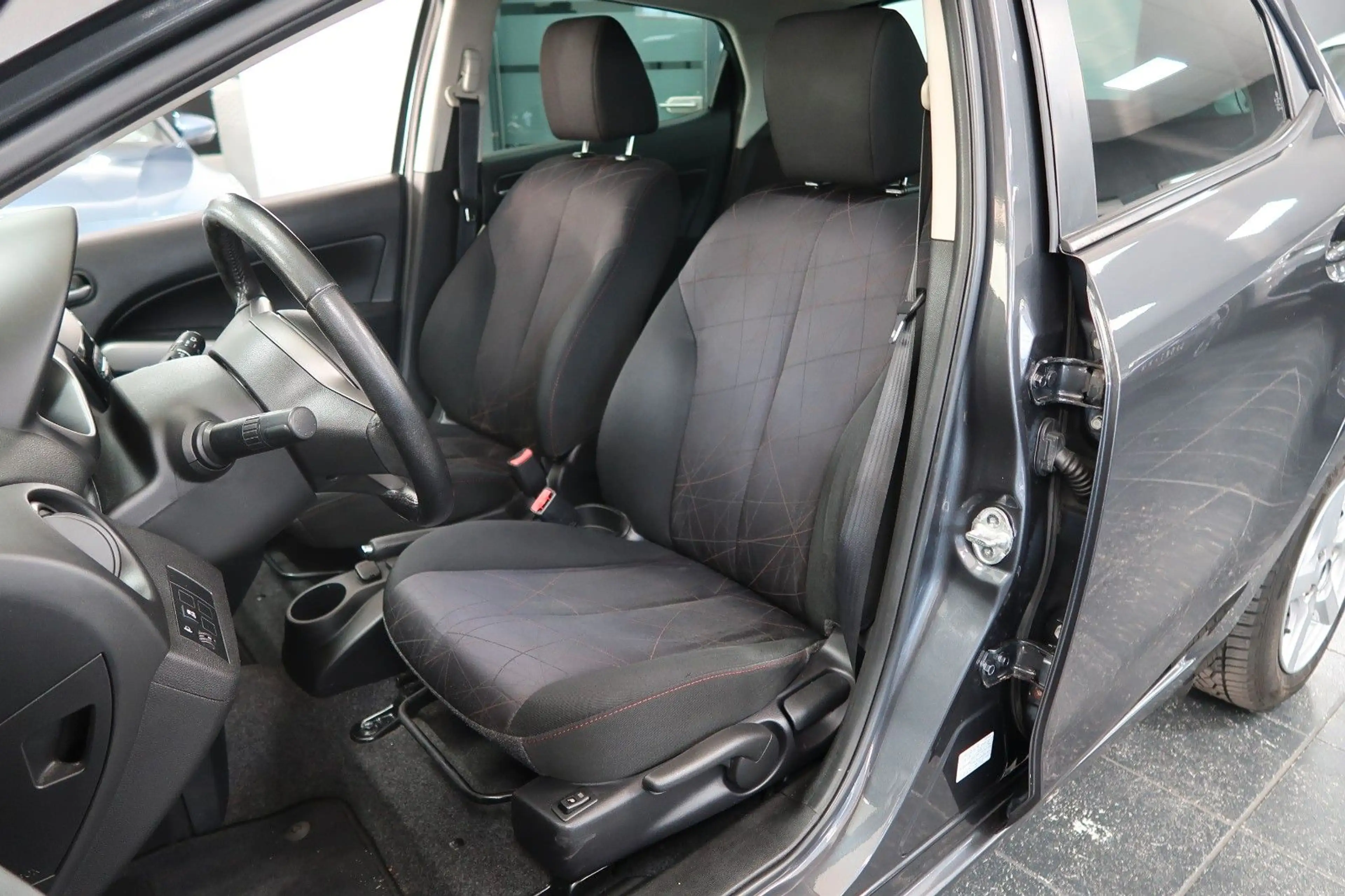Mazda 2 Lim. 1.3 Kenko*Klima*Shz*Tüv*Service Neu*Top — photo 10