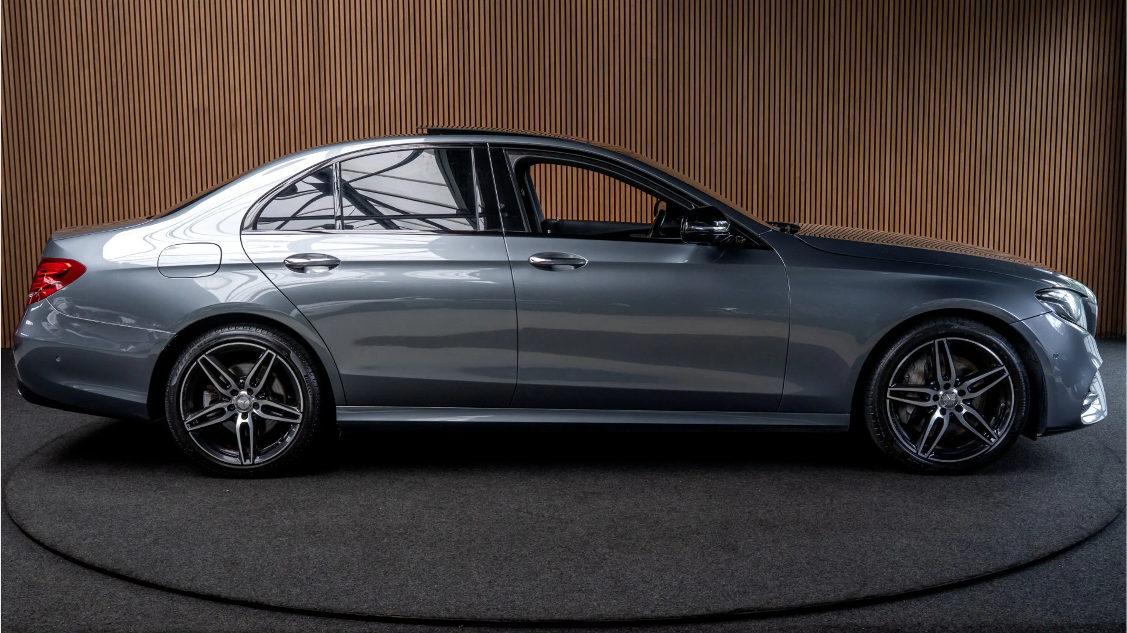 Mercedes-Benz E 350 d AMG Panodak Leer 360° Burmester Navi Softclose D — photo 6