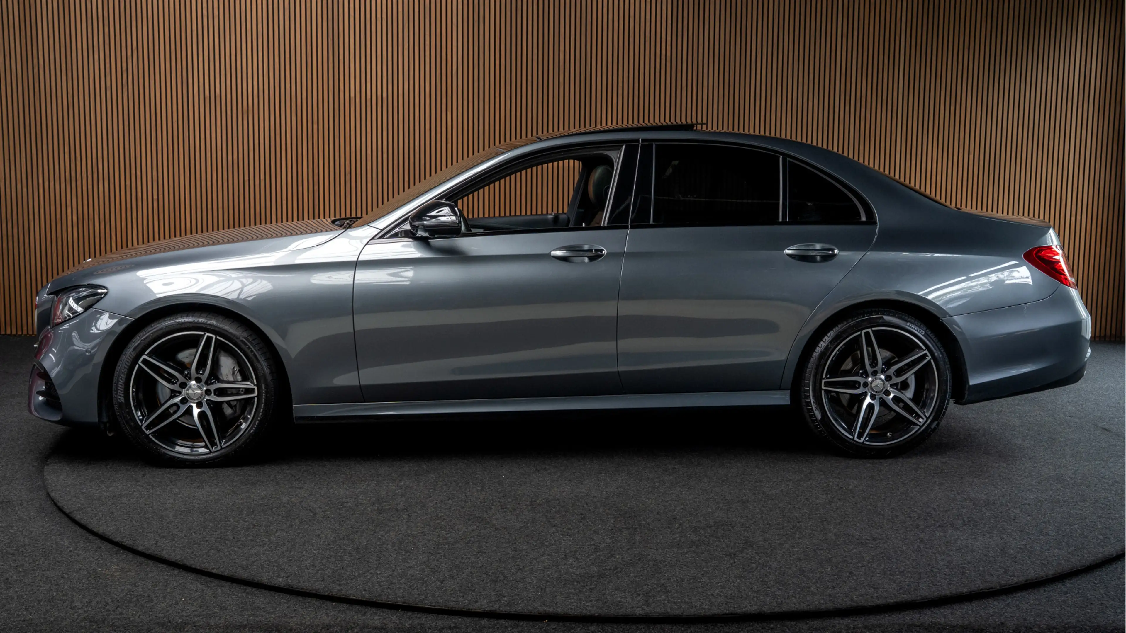 Mercedes-Benz E 350 d AMG Panodak Leer 360° Burmester Navi Softclose D — photo 2