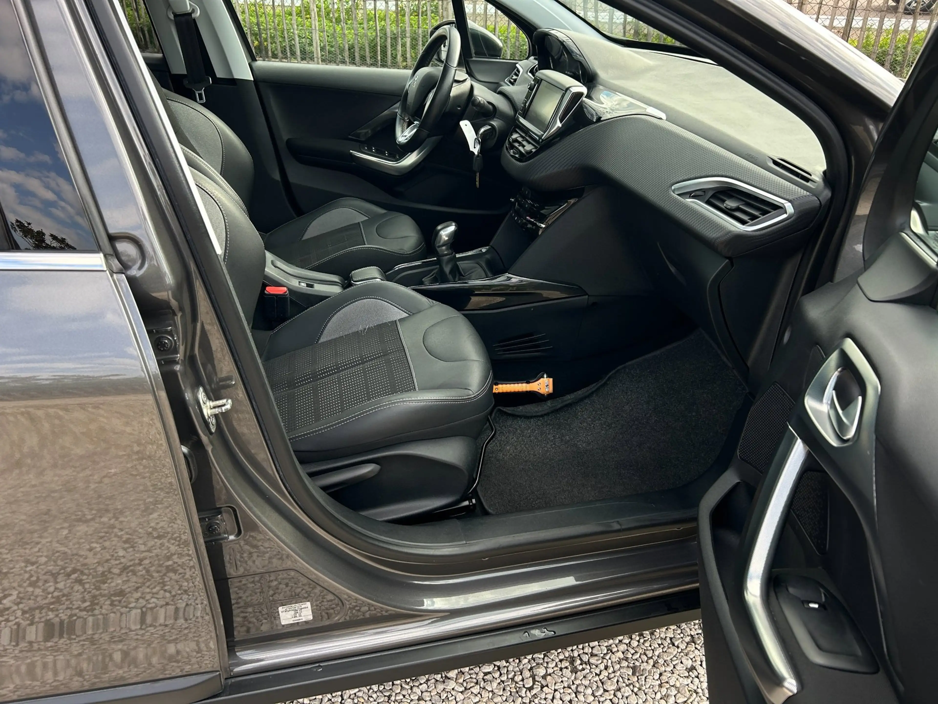 Peugeot 2008 1.2 PureTech Allure Ecc, Panorama.Cruise — photo 6
