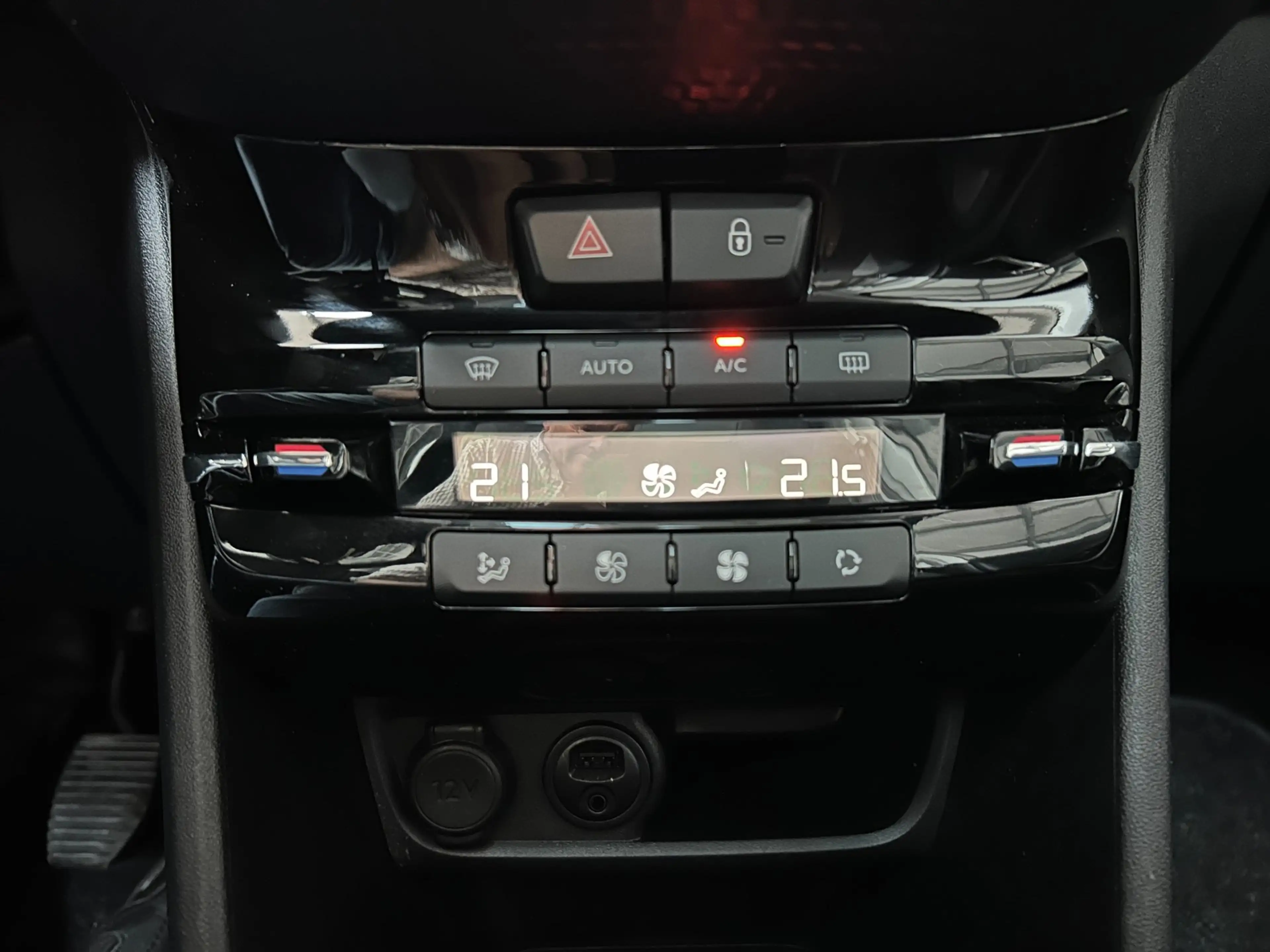 Peugeot 2008 1.2 PureTech Allure Ecc, Panorama.Cruise — photo 17