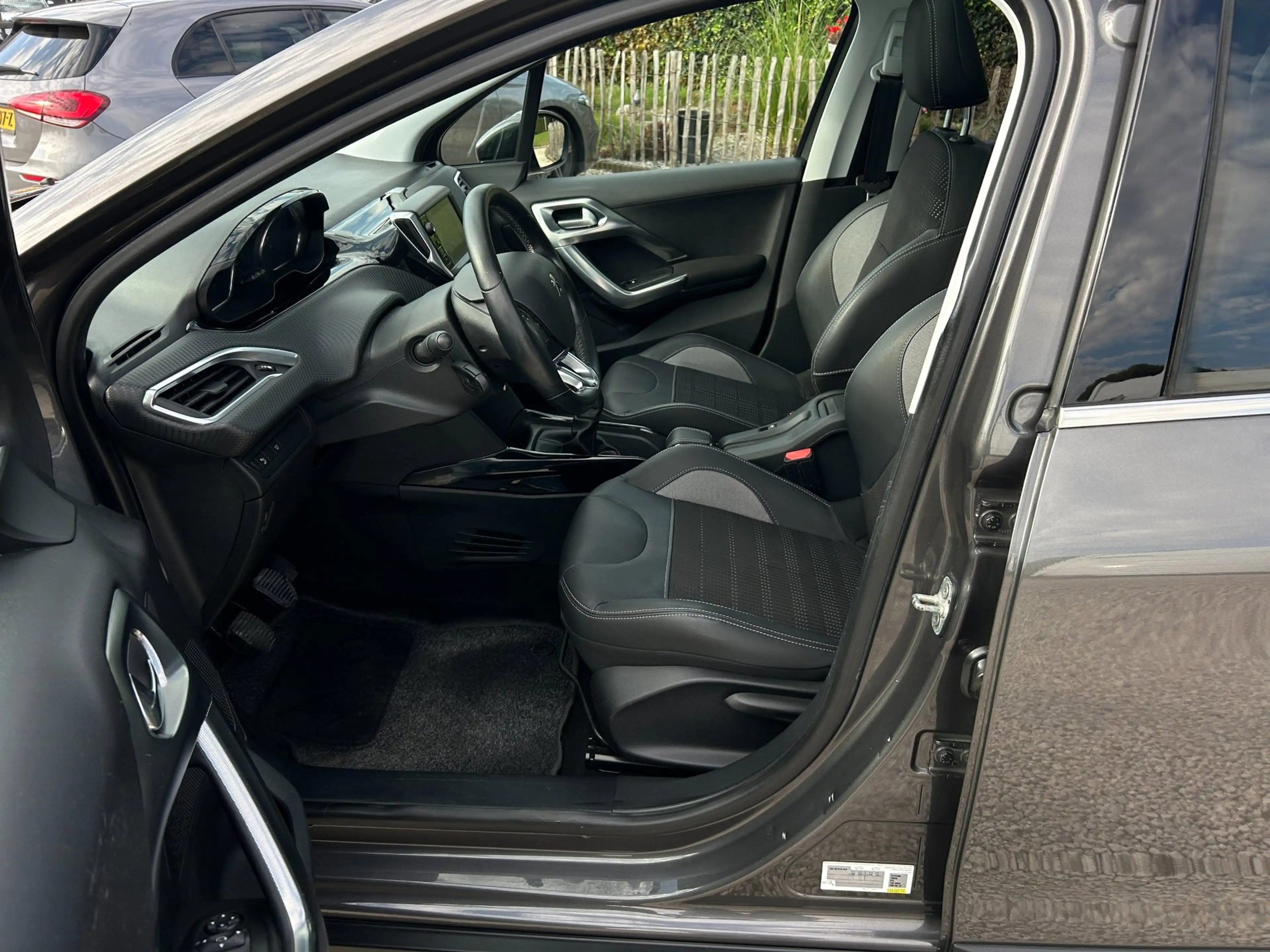 Peugeot 2008 1.2 PureTech Allure Ecc, Panorama.Cruise — photo 7