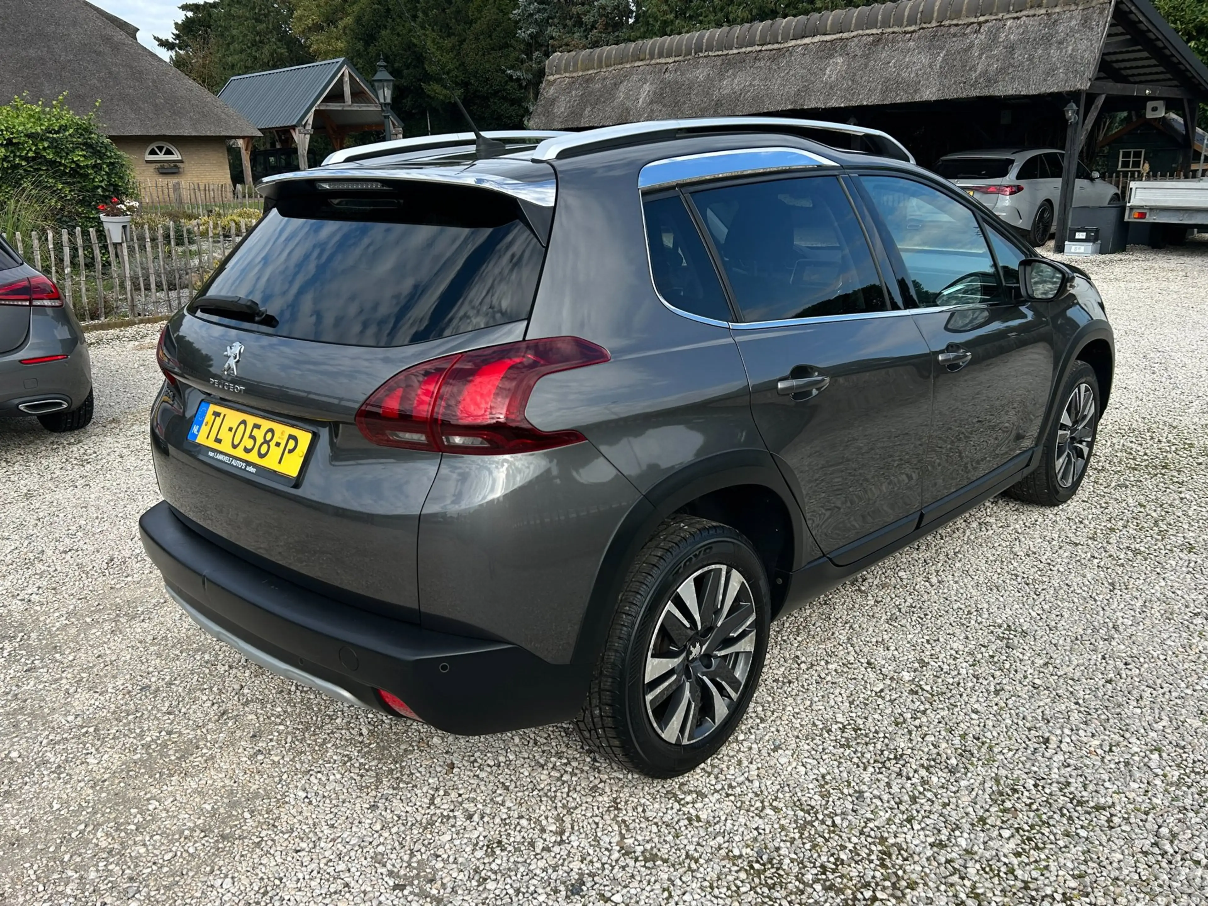 Peugeot 2008 1.2 PureTech Allure Ecc, Panorama.Cruise — photo 2