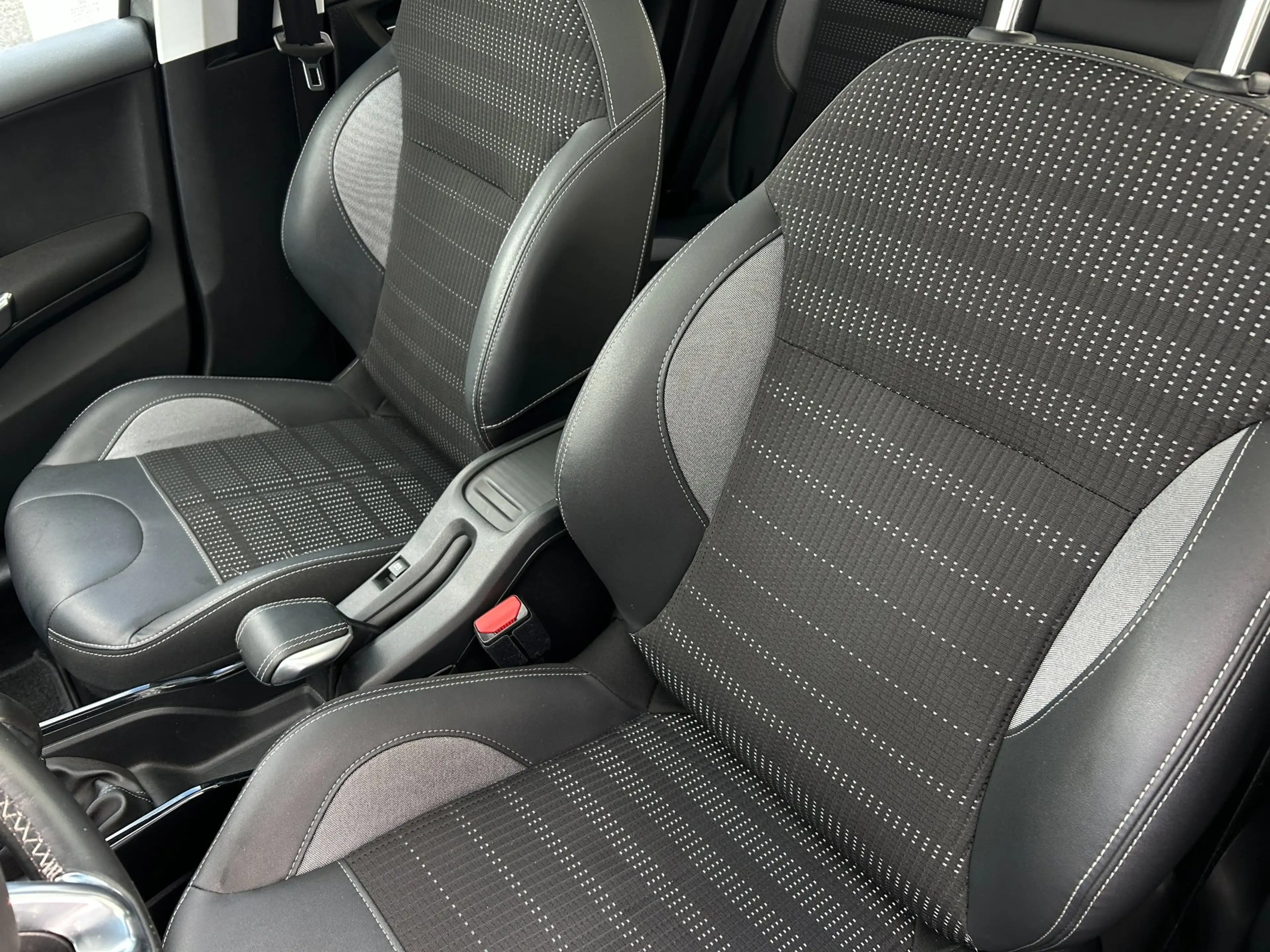 Peugeot 2008 1.2 PureTech Allure Ecc, Panorama.Cruise — photo 15