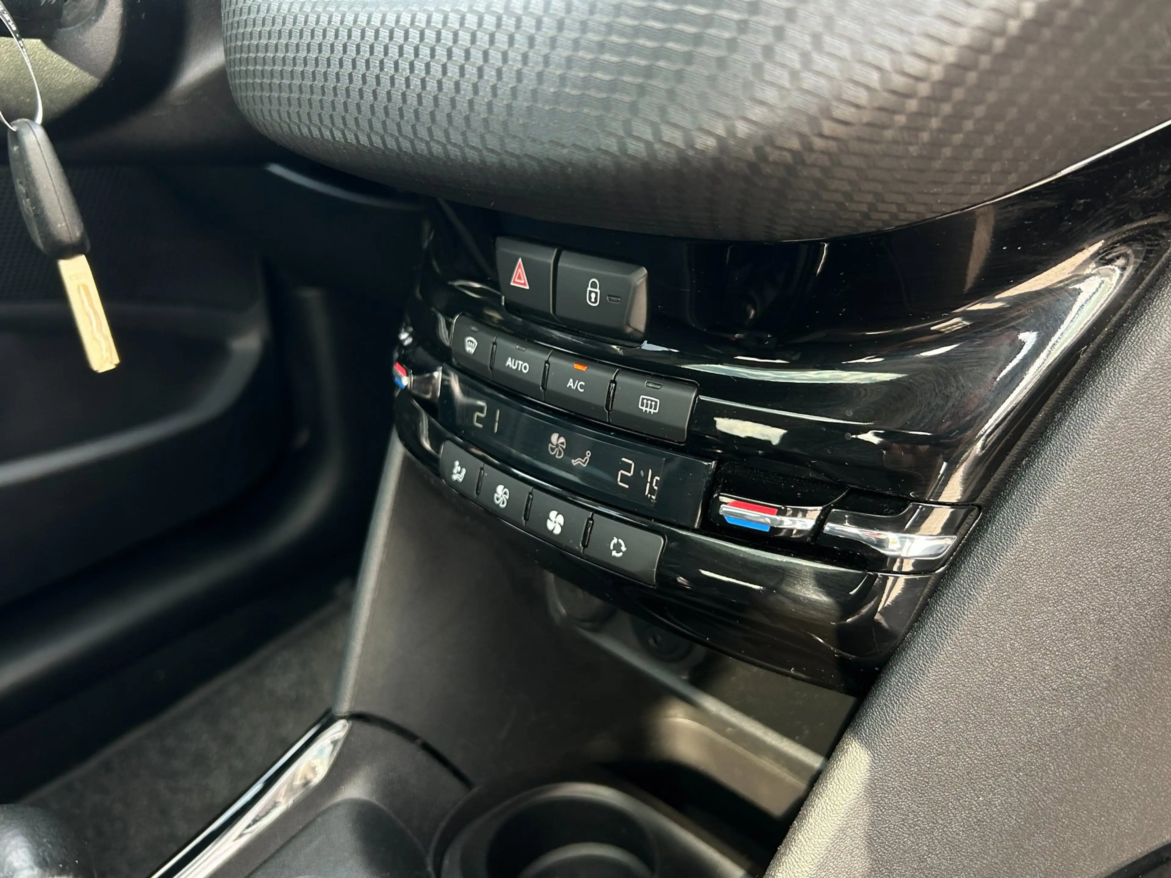 Peugeot 2008 1.2 PureTech Allure Ecc, Panorama.Cruise — photo 9