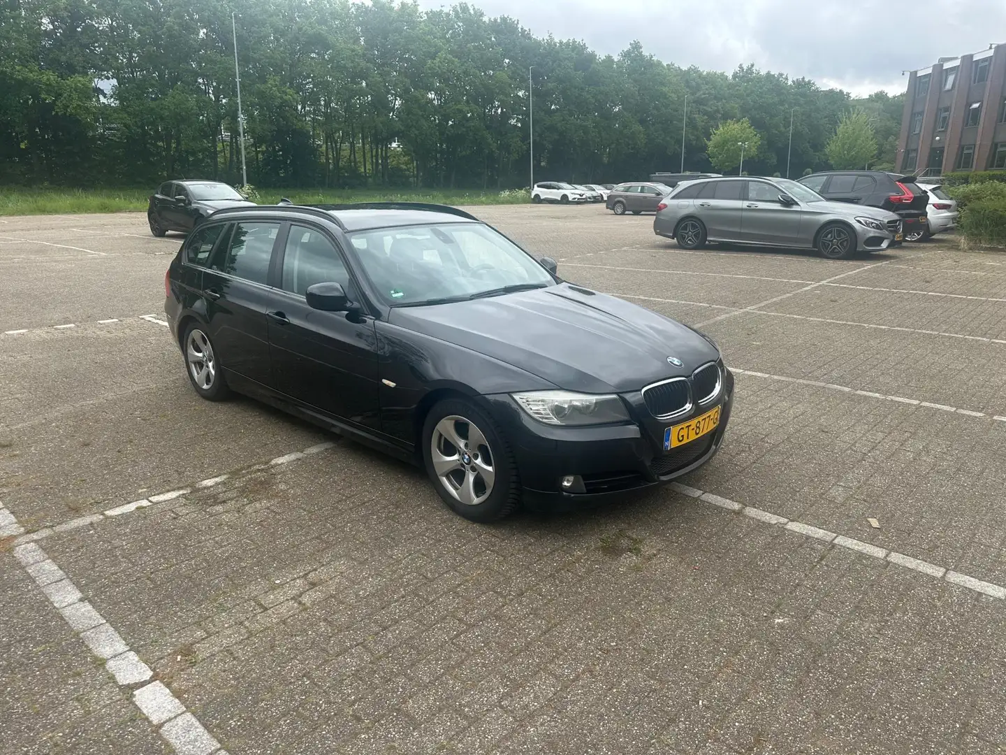 BMW 320 3-serie Touring 320d Efficient Black Dynamics Edit Zwart - 2