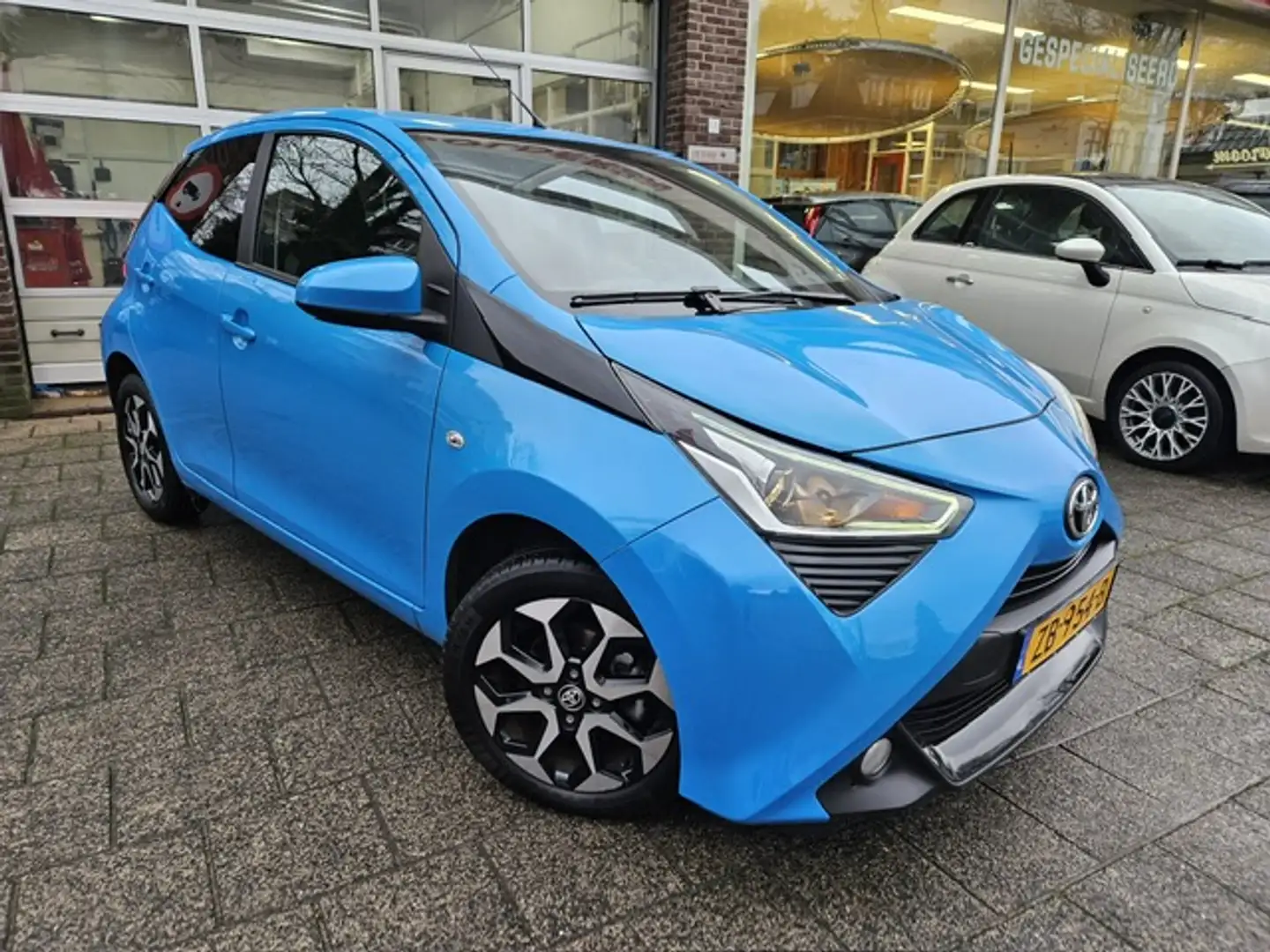 Toyota Aygo 1.0 VVT-i x-joy Climate control Blauw - 1