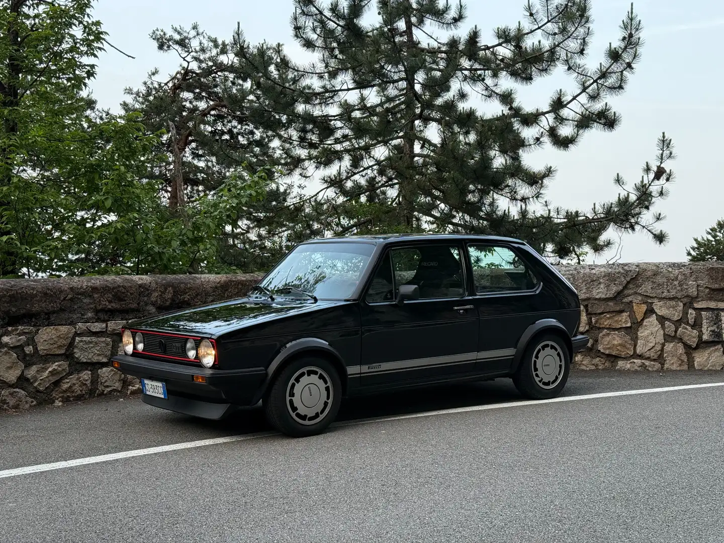 Volkswagen Golf GTI Pirelli - 1