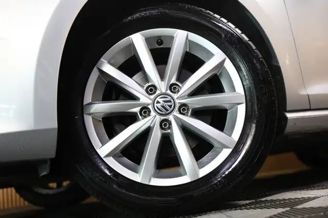 Volkswagen Golf view 4