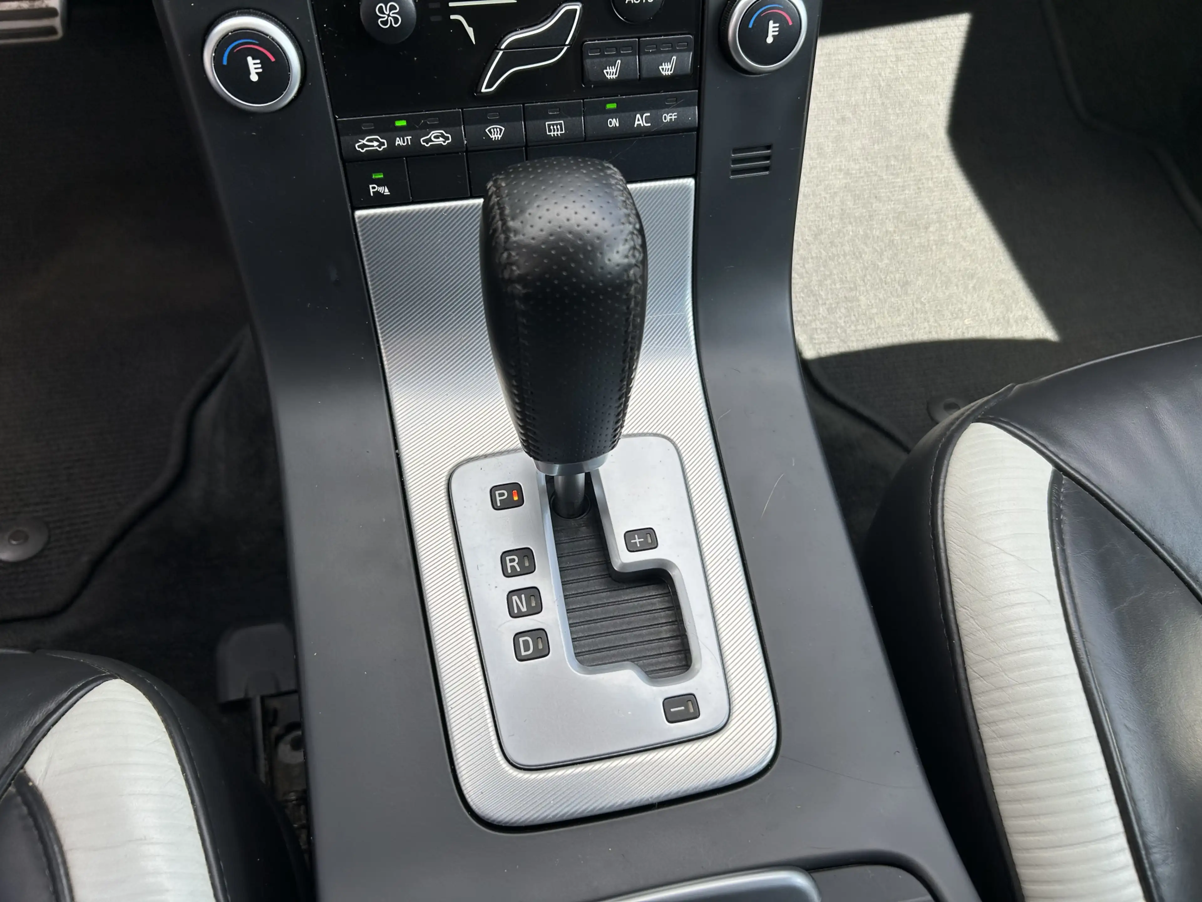Volvo V70 2.0T R-Edition airco/ecc leer navigatie apk — photo 13