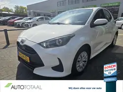 Toyota Yaris Alarm, LED verlichting, Parkeerhulp met camera, Lane Departure Warning Systeem, Adaptieve Cruise Control, Spoiler, Hill-Hold Control, Apple CarPlay