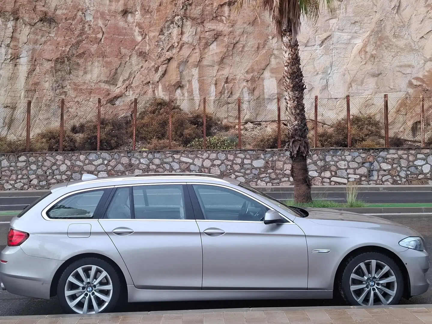 BMW 535 5er Touring Diesel 535d xDrive Touring Sport-Aut. Silber - 1